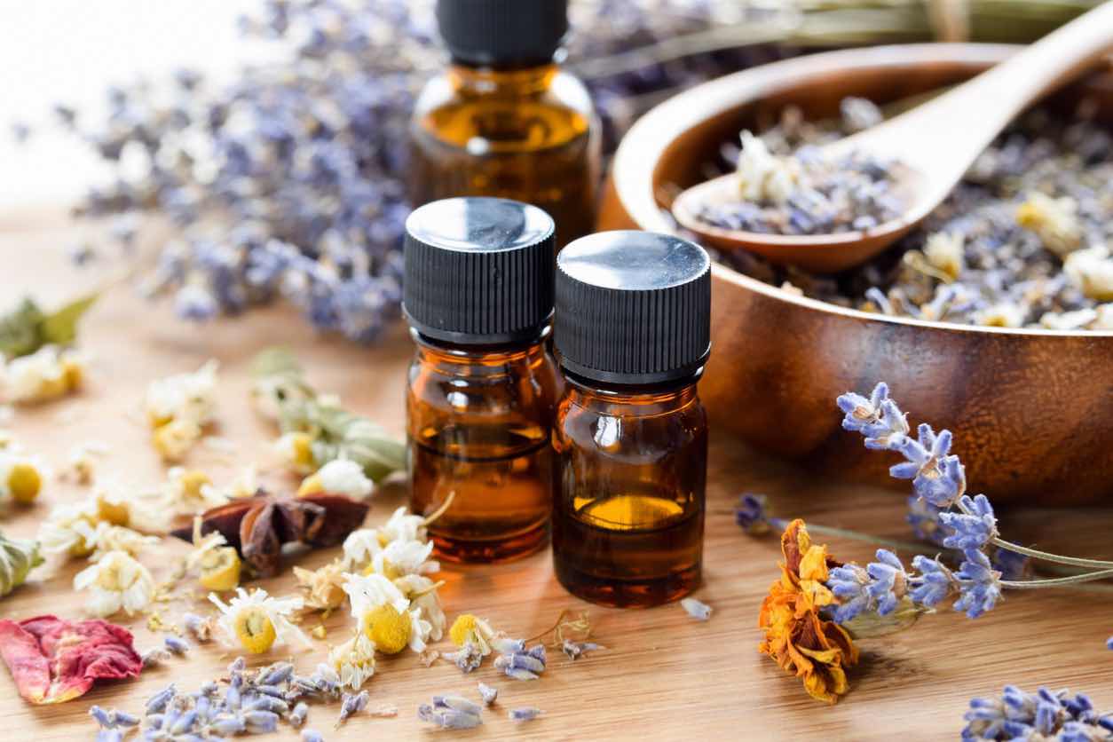 Aromathérapie : mélanges pour massages aux huiles essentielles – Brin de  Sens